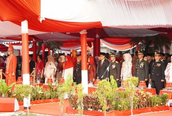 Kepala BNNP Sulawesi Selatan Didampingi Ketua DWP BNNP Sulawesi Selatan Menghadiri Upacara Penurunan Bendera HUT Kemerdekaan RI ke 79