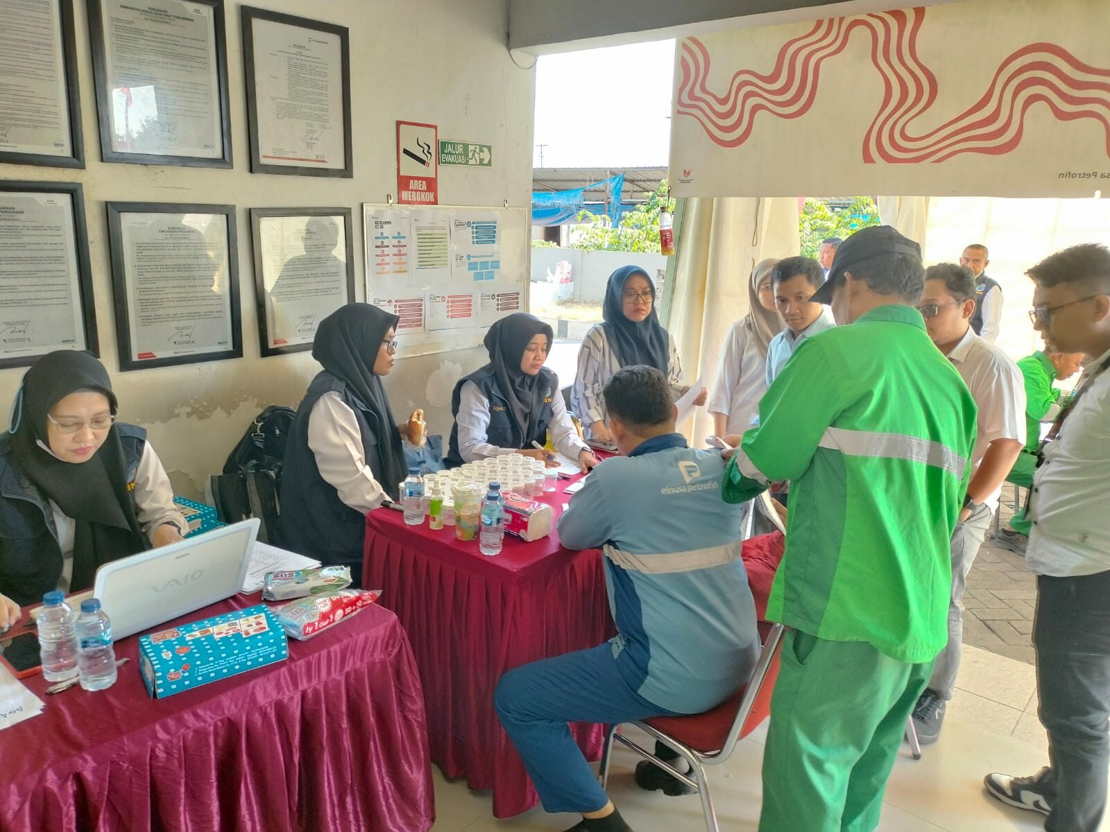 BNN Provinsi Sulawesi Selatan Tes Urine Di Lingkungan Kantor PT Elnusa Petrofin Makassar