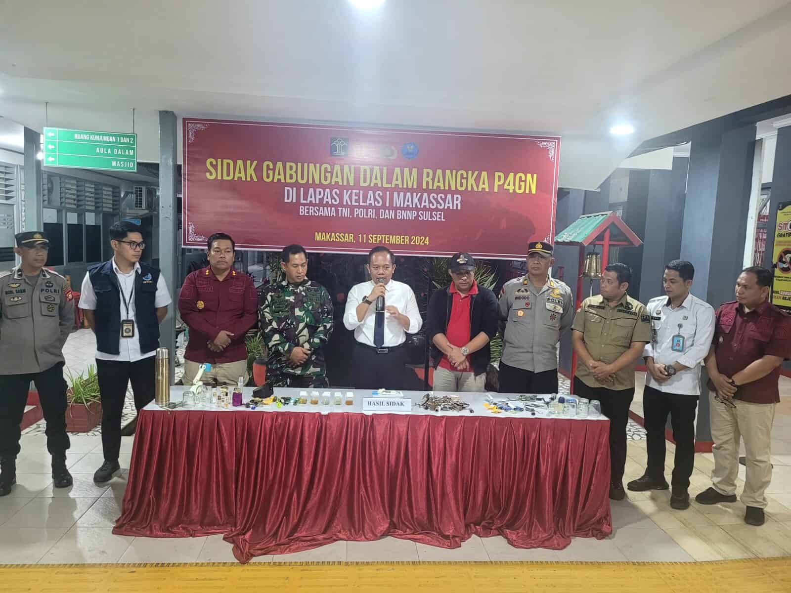 Personil BNNP Sulsel Ikuti Pelaksanaan Penggeledahan Kamar/Blok Hunian pada Lapas Kelas 1 Makassar Personil BNNP Sulsel Ikuti Pelaksanaan Penggeledahan Kamar/Blok Hunian pada Lapas Kelas 1 Makassar