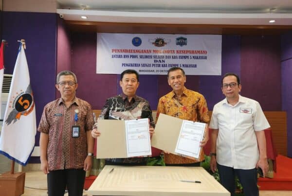 Kepala BNNP Sulsel Menandatangani MoU Dengan KBA SMP 5 Makassar, Dirangkaikan Dengan Mengukuhkan Satgas Penggiat Anti Narkoba