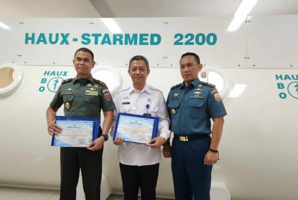 BNNP SULAWESI SELATAN MENGHADIRI ACARA PENGANUGERAHAN BREVET KEHORMATAN KESEHATAN PENYELAM DAN HIPERBARIK