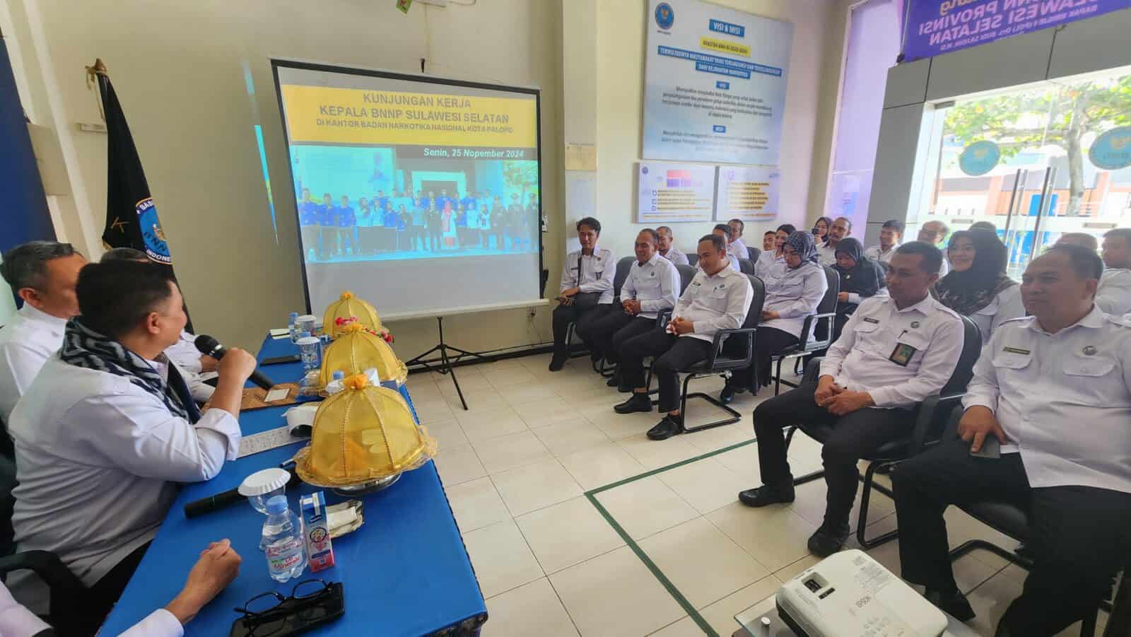 Kepala BNNP Sulawesi Selatan didampingi Ketua DWP BNNP Sulsel Kunjungi BNN Kota Palopo