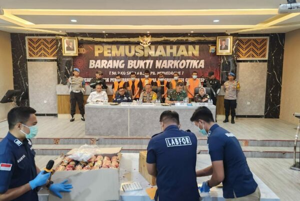 BNNP SULSEL HADIRI PEMUSNAHAN BARANG BUKTI NARKOTIKA PENGUNGKAPAN SATRESNARKOBA POLRESTABES MAKASSAR
