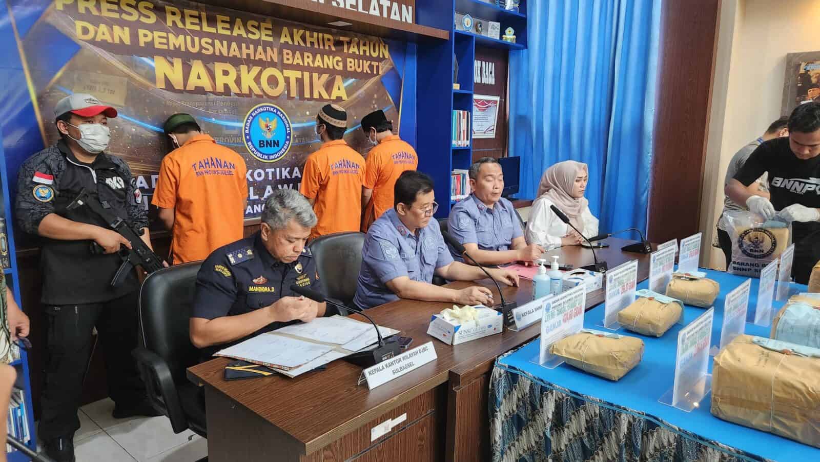 KEPALA BNNP SULAWESI SELATAN PIMPIN RILIS CAPAIAN AKHIR TAHUN 2024, DIRANGKAIKAN DENGAN PEMUSNAHAN BARANG BUKTI NARKOTIKA