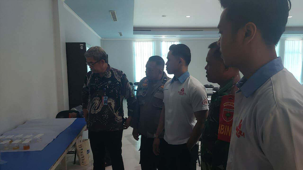 BERSINERGI UNTUK MEWUJUDKAN LINGKUNGAN KERJA BERSINAR, BNNP SULSEL LAKUKAN SOSIALISASI P4GN DAN DETEKSI DINI TES URINE KARYAWAN PT TIRTA FRESINDO JAYA (MAYORA)
