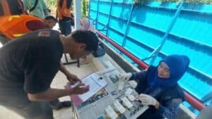 BERSINERGI UNTUK MEWUJUDKAN LINGKUNGAN KERJA BERSINAR, BNNP SULSEL LAKUKAN SOSIALISASI P4GN DAN DETEKSI DINI TES URINE KARYAWAN PT TIRTA FRESINDO JAYA (MAYORA)