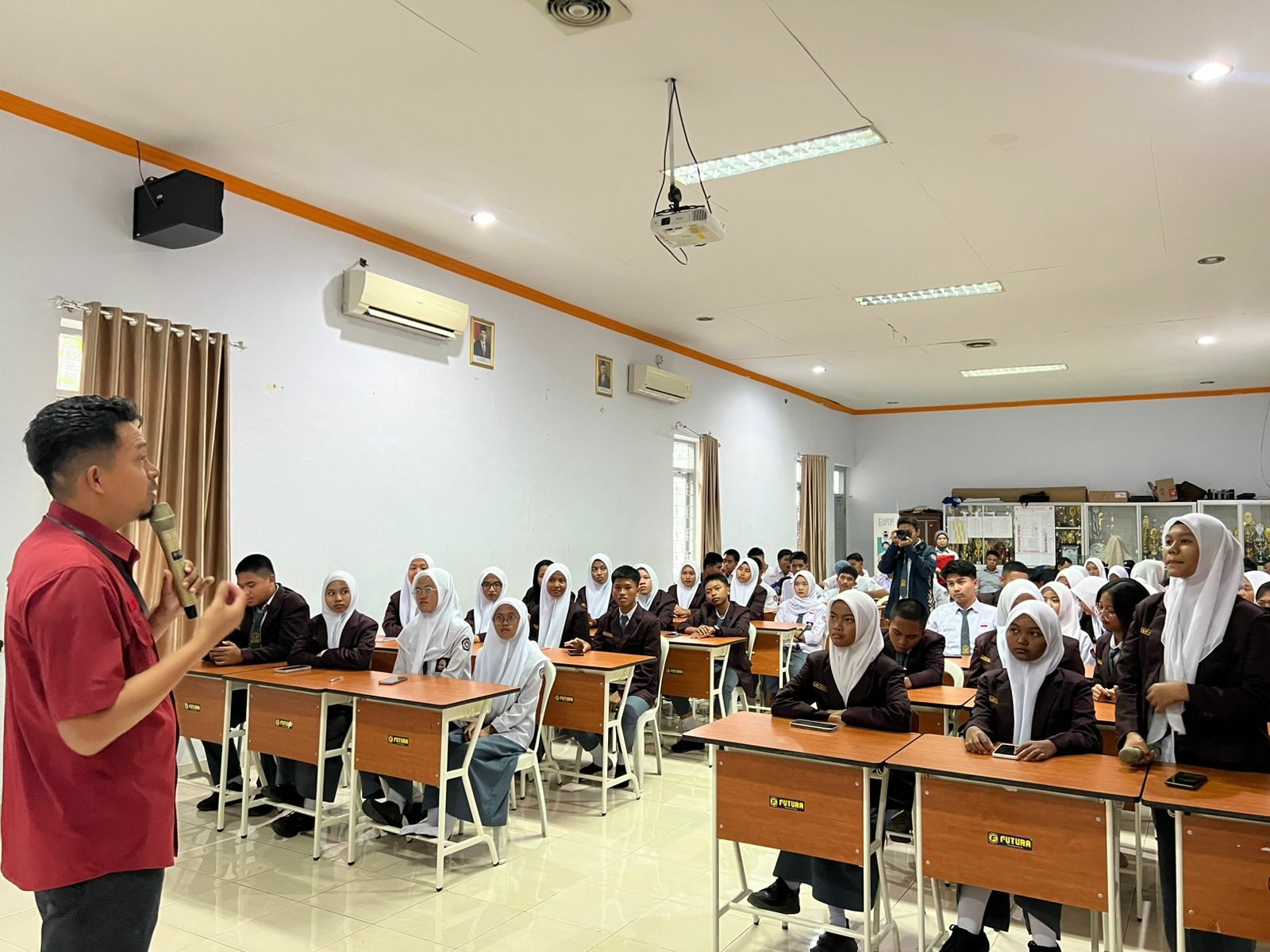 BNN Provinsi Sulsel Sosialisasi Sosialisasi Pencegahan Penyalahgunaan Narkotika di SMAN 16 Makassar