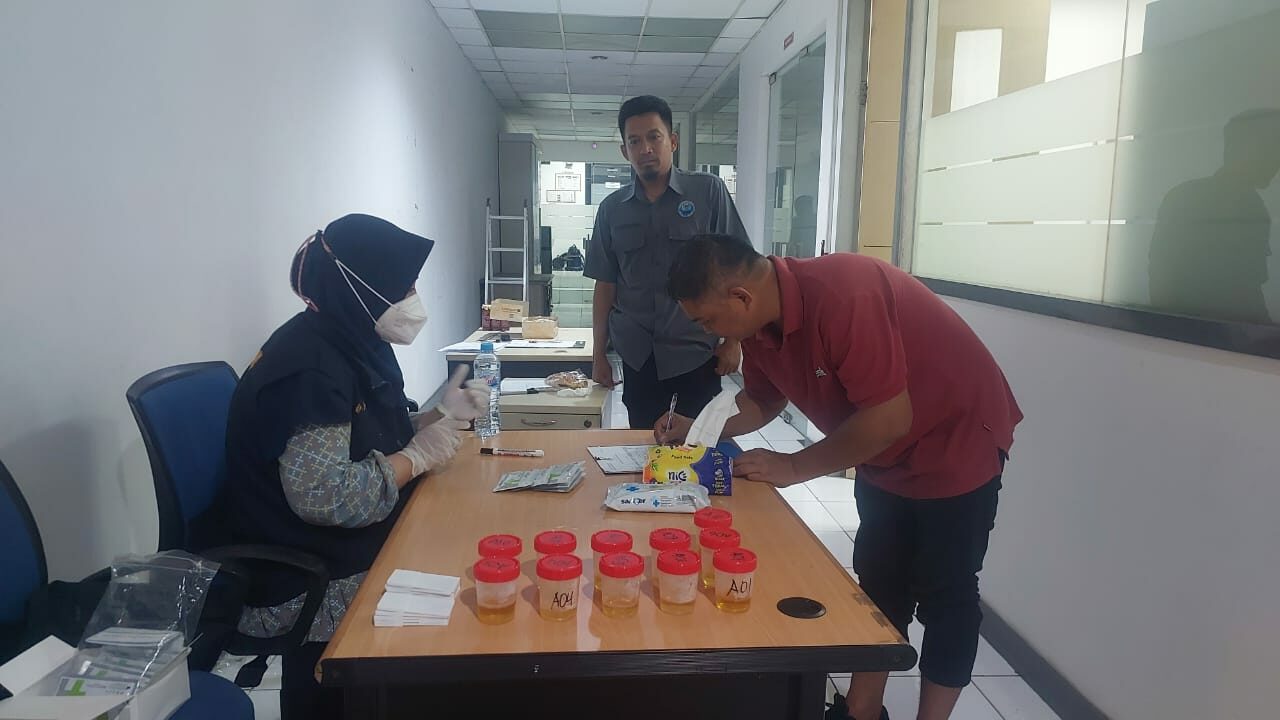 BERSINERGI UNTUK MEWUJUDKAN LINGKUNGAN KERJA BERSINAR, BNNP SULSEL LAKUKAN DETEKSI DINI TES URINE KARYAWAN PT. SAHITYA MITRATECH UTAMA