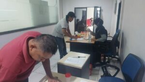 BERSINERGI UNTUK MEWUJUDKAN LINGKUNGAN KERJA BERSINAR, BNNP SULSEL LAKUKAN DETEKSI DINI TES URINE KARYAWAN PT. SAHITYA MITRATECH UTAMA