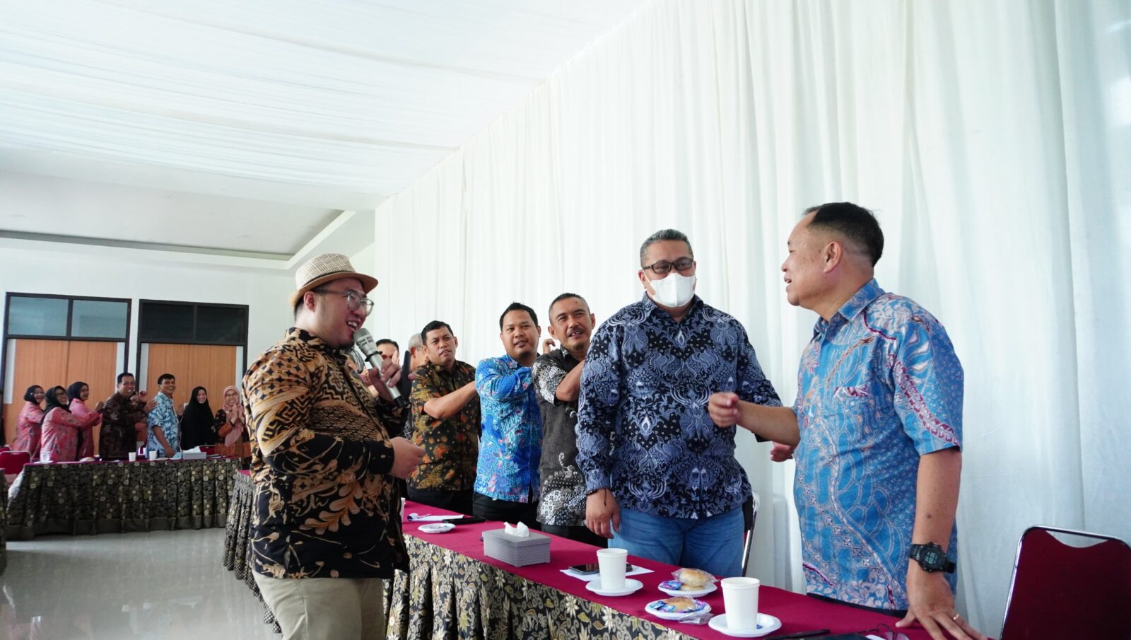 Jaga Kekompakan Antar Personil, Kepala BNNP Sulawesi Selatan Bersama Ketua DWP BNNP Sulsel Mengadakan Workshop Team Building & Self Healing