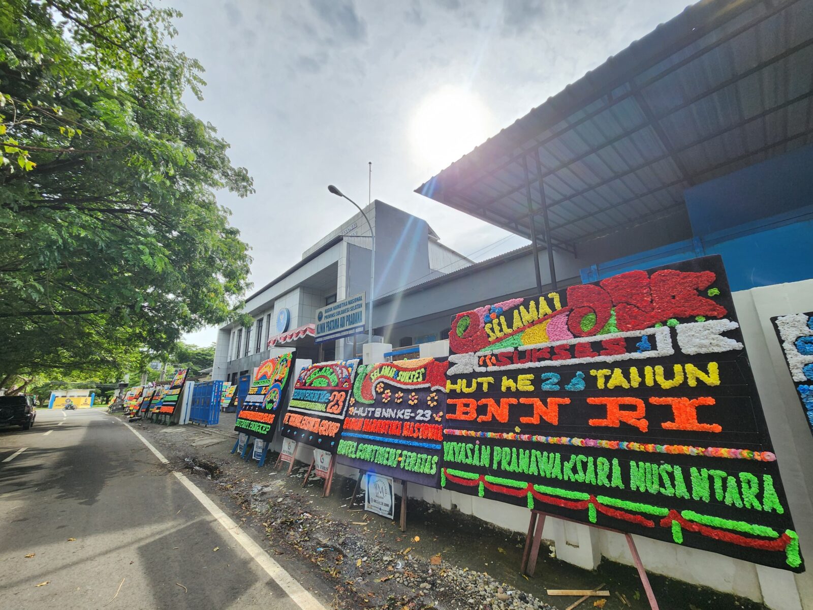 KARANGAN BUNGA PENUHI KANTOR BNNP SULSEL, MITRA BNN APRESIASI PROGRAM P4GN PADA MOMENTUM HUT BNN RI KE-23