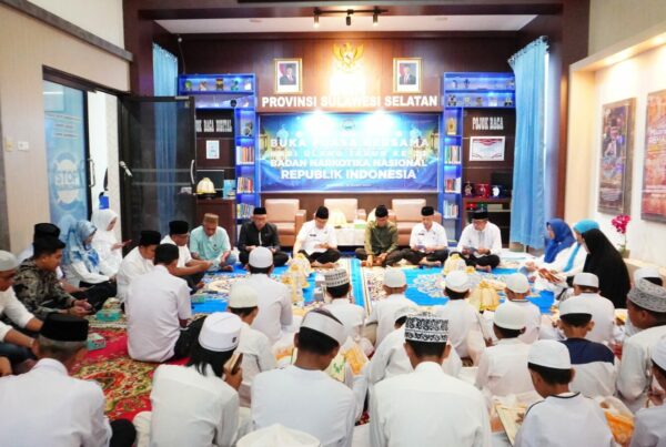 KELUARGA BESAR BNNP SULAWESI SELATAN BUKA PUASA BERSAMA DIRANGKAIKAN SYUKURAN DALAM RANGKA HUT BNN KE 23 TAHUN