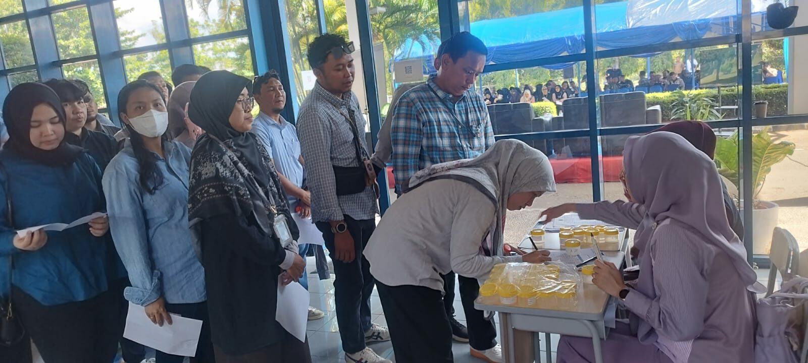 BERSINERGI UNTUK MEWUJUDKAN LINGKUNGAN KERJA BERSINAR, BNNP SULSEL LAKUKAN SOSIALISASI P4GN DETEKSI DINI TES URINE KARYAWAN AIRNAV INDONESIA CABANG MAKASAR MTSC