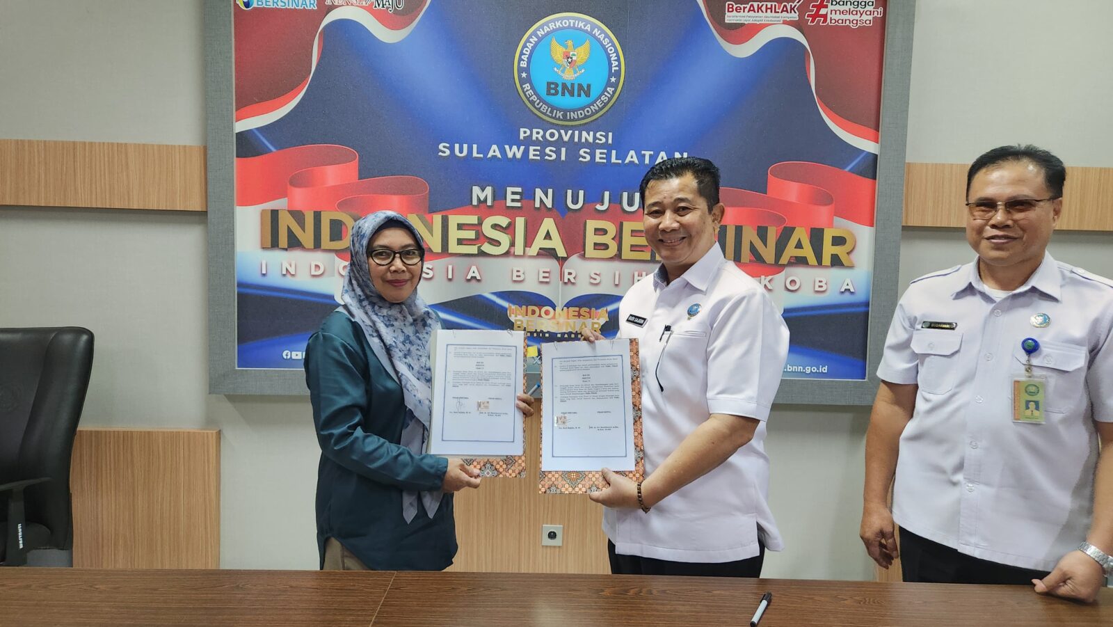 Kepala BNNP Sulsel Menandatangani Perjanjian Kerja Sama Dengan Penyelenggara Layanan Rehabilitasi Mitra BNN Kepala BNNP Sulsel Menandatangani Perjanjian Kerja Sama Dengan Penyelenggara Layanan Rehabilitasi Mitra BNN