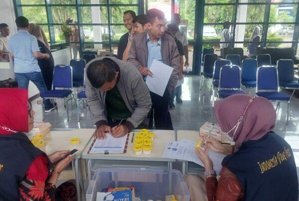 BNNP SULSEL DETEKSI DINI NARKOBA MELALUI TES URINE KARYAWAN AIRNAV INDONESIA CABANG MAKASAR MTSC