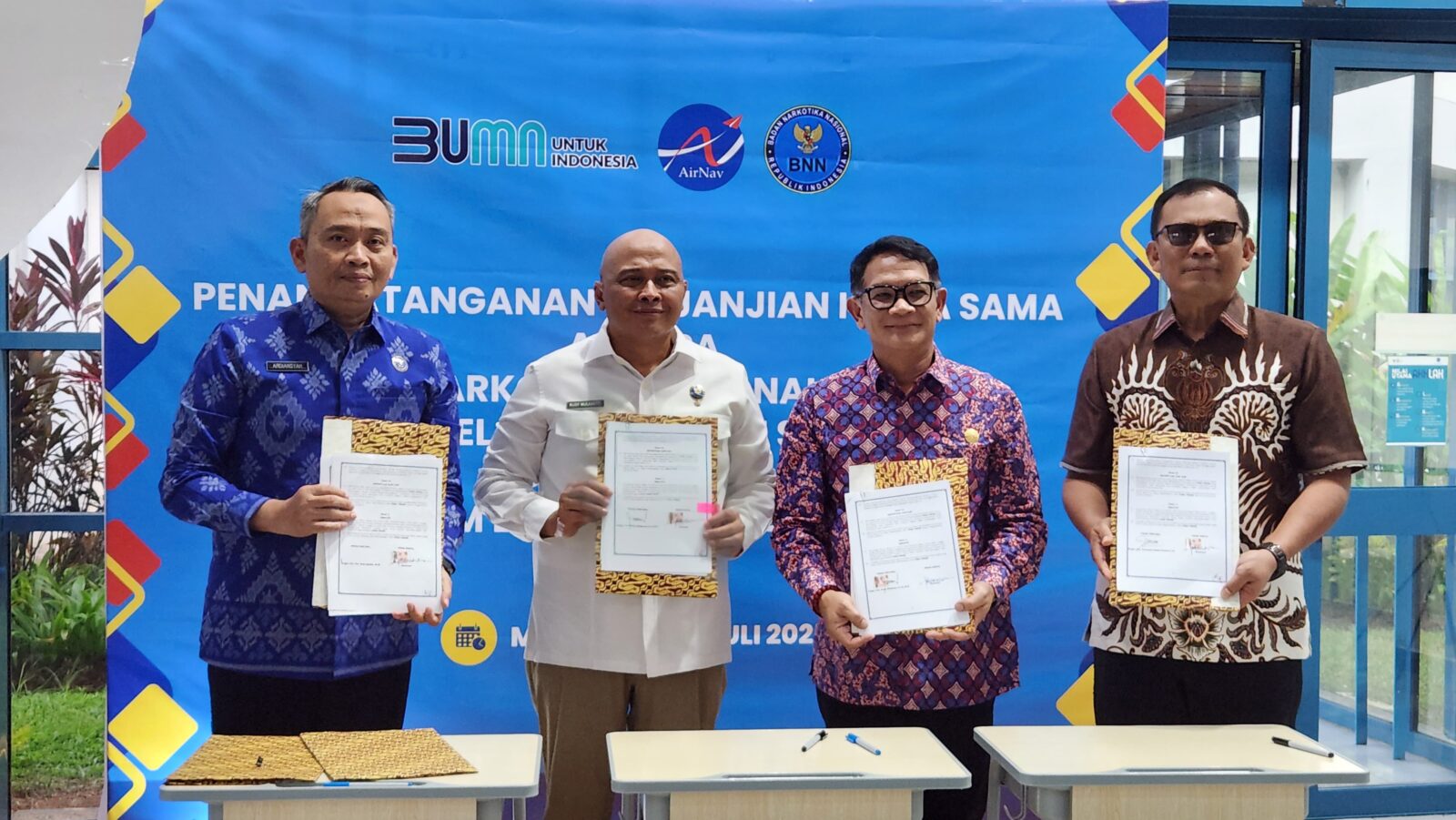 LANGKAH BERSAMA CEGAH NARKOBA, BNNP SULSEL, SULBAR, SULTENG LAKUKAN PENANDATANGANAN PERJANJIAN KERJA SAMA DENGAN AIRNAV CABANG MATSC LANGKAH BERSAMA CEGAH NARKOBA, BNNP SULSEL, SULBAR, SULTENG LAKUKAN PENANDATANGANAN PERJANJIAN KERJA SAMA DENGAN AIRNAV CABANG MATSC