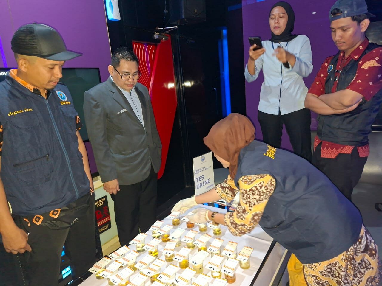 BNNP SULSEL SOSIALISASI P4GN DETEKSI DINI NARKOBA MELALUI TES URINE KARYAWAN HAPPY PUPPY MAKASSAR BNNP SULSEL SOSIALISASI P4GN DETEKSI DINI NARKOBA MELALUI TES URINE KARYAWAN HAPPY PUPPY MAKASSAR