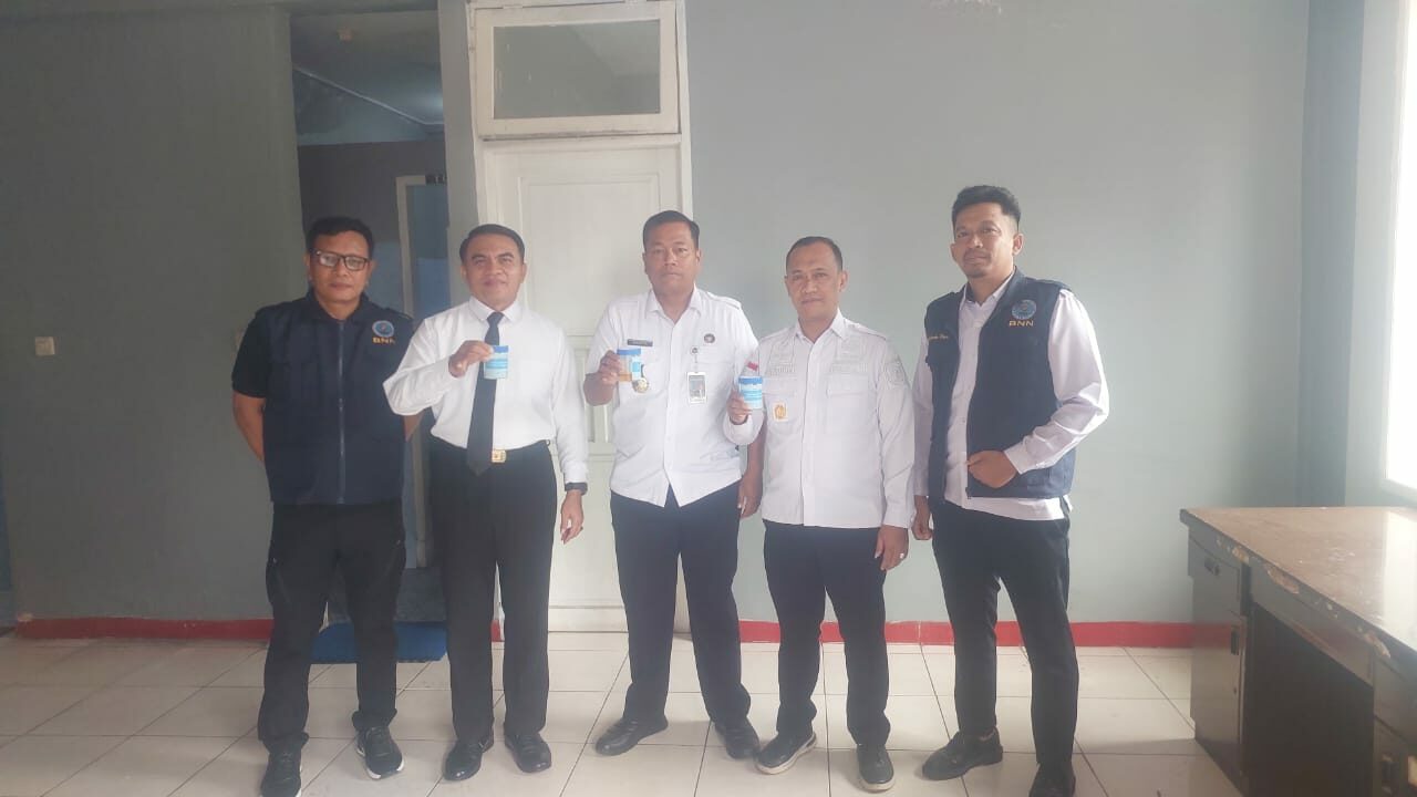BNNP SULSEL SOSIALISASI P4GN DAN MENDAMPINGI DETEKSI DINI NARKOBA MELALUI TES URINE LAPAS KELAS 1 MAKASSAR BNNP SULSEL SOSIALISASI P4GN DAN MENDAMPINGI DETEKSI DINI NARKOBA MELALUI TES URINE LAPAS KELAS 1 MAKASSAR
