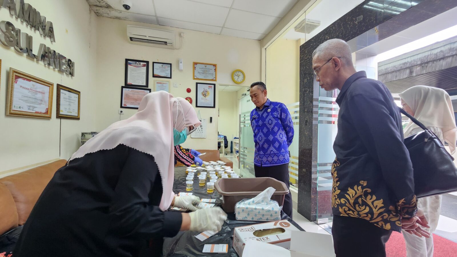 BERSINERGI UNTUK MEWUJUDKAN LINGKUNGAN KERJA BERSINAR, BNNP SULSEL LAKUKAN DETEKSI DINI TES URINE KARYAWAN PT. PERTAMINA PATRA NIAGA REGIONAL SULAWESI BERSINERGI UNTUK MEWUJUDKAN LINGKUNGAN KERJA BERSINAR, BNNP SULSEL LAKUKAN DETEKSI DINI TES URINE KARYAWAN PT. PERTAMINA PATRA NIAGA REGIONAL SULAWESI